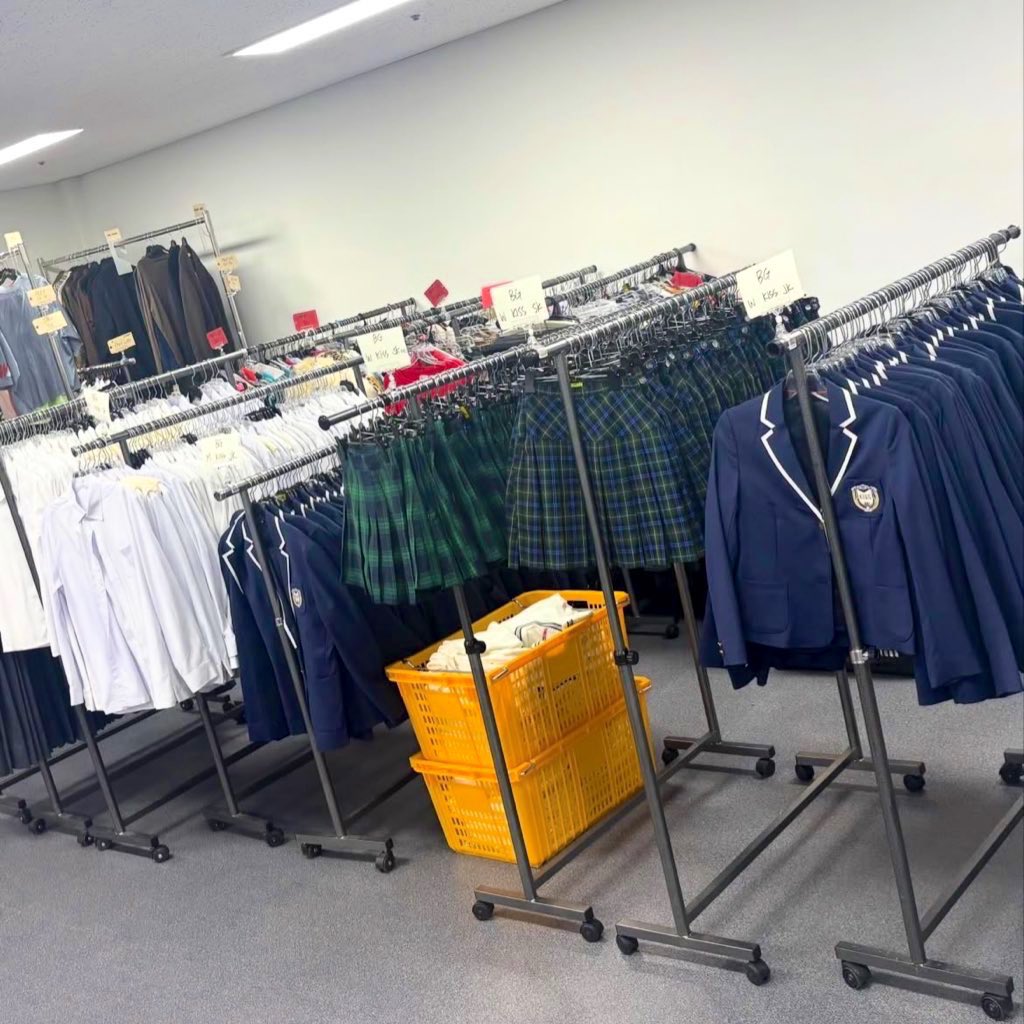 w0ndercolor's tweet image. some sneak peek into xo kitty s3 wardrobe??? kiss uniforms with two different skirt patterns (a new one for senior year?) and fashion show stuff 👀