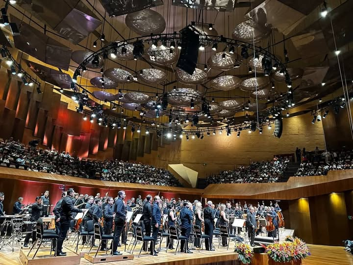 CulturaUNAM's tweet image. Hay espacios que se convierten en parte de nosotr@s, como la #SalaNezahualcóyotl. 🫶
Hoy, en su cumple, 🎂 te invitamos a revivir sus conciertos. ¡Escucha los #CiclosSinfónicos de @musicaunam con la @OFUNAM y la #OJUEM! 
👉 bit.ly/3fJfeVc