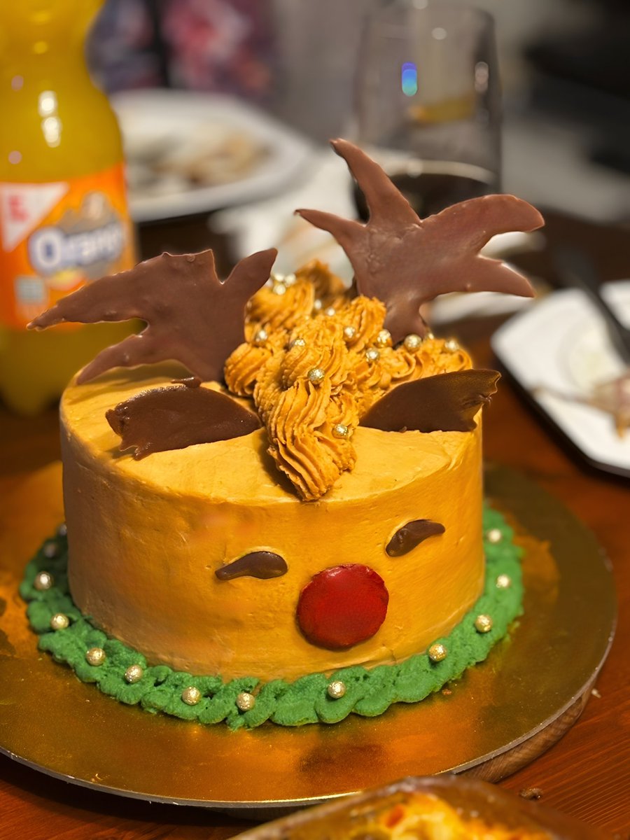 I mad Rudolf the red-nosed fuckhead and then accidentally broke one of his DIY horns :)

Lemon &amp; caramel flavour btw, I popped off