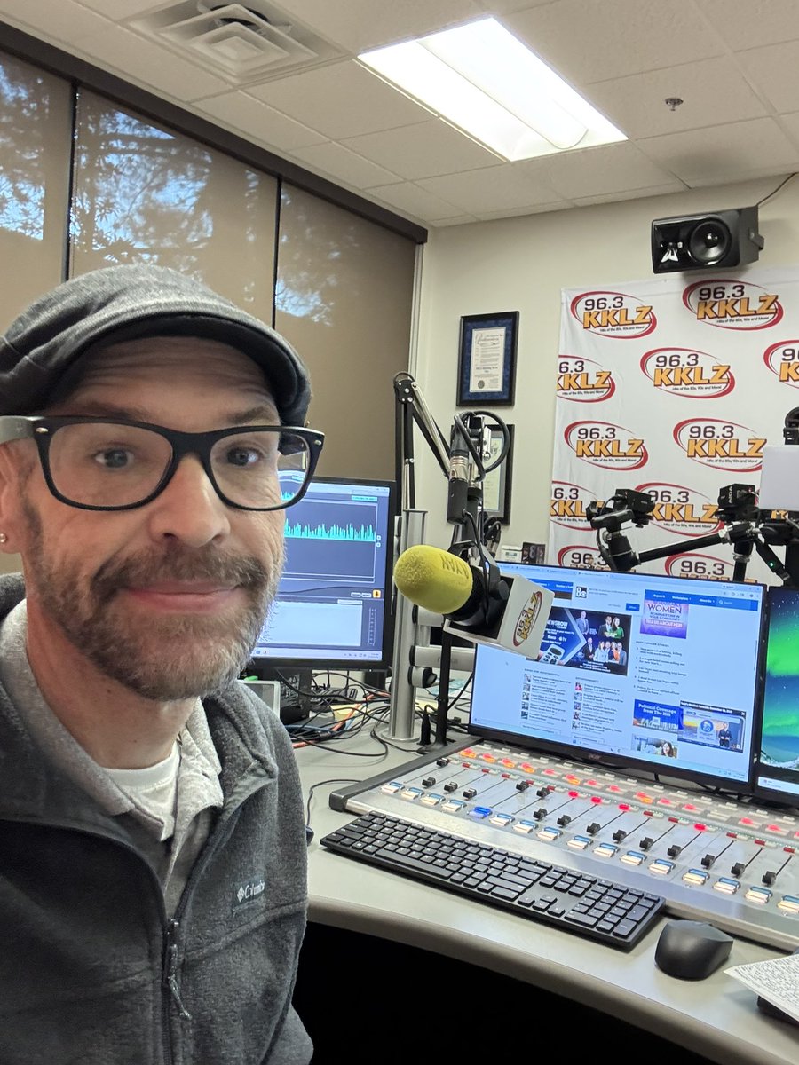 RyanFrom1981's tweet image. Asked Gemini to turn me into a woman. I’d date her, but she looks like she wants to speak with the manager.