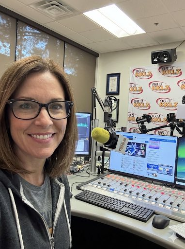 RyanFrom1981's tweet image. Asked Gemini to turn me into a woman. I’d date her, but she looks like she wants to speak with the manager.