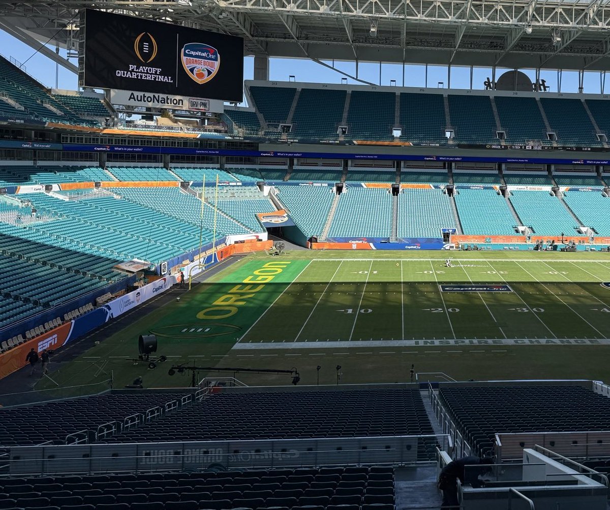 scoduckz's tweet image. Might as well keep the endzone painted that way for another 3 week