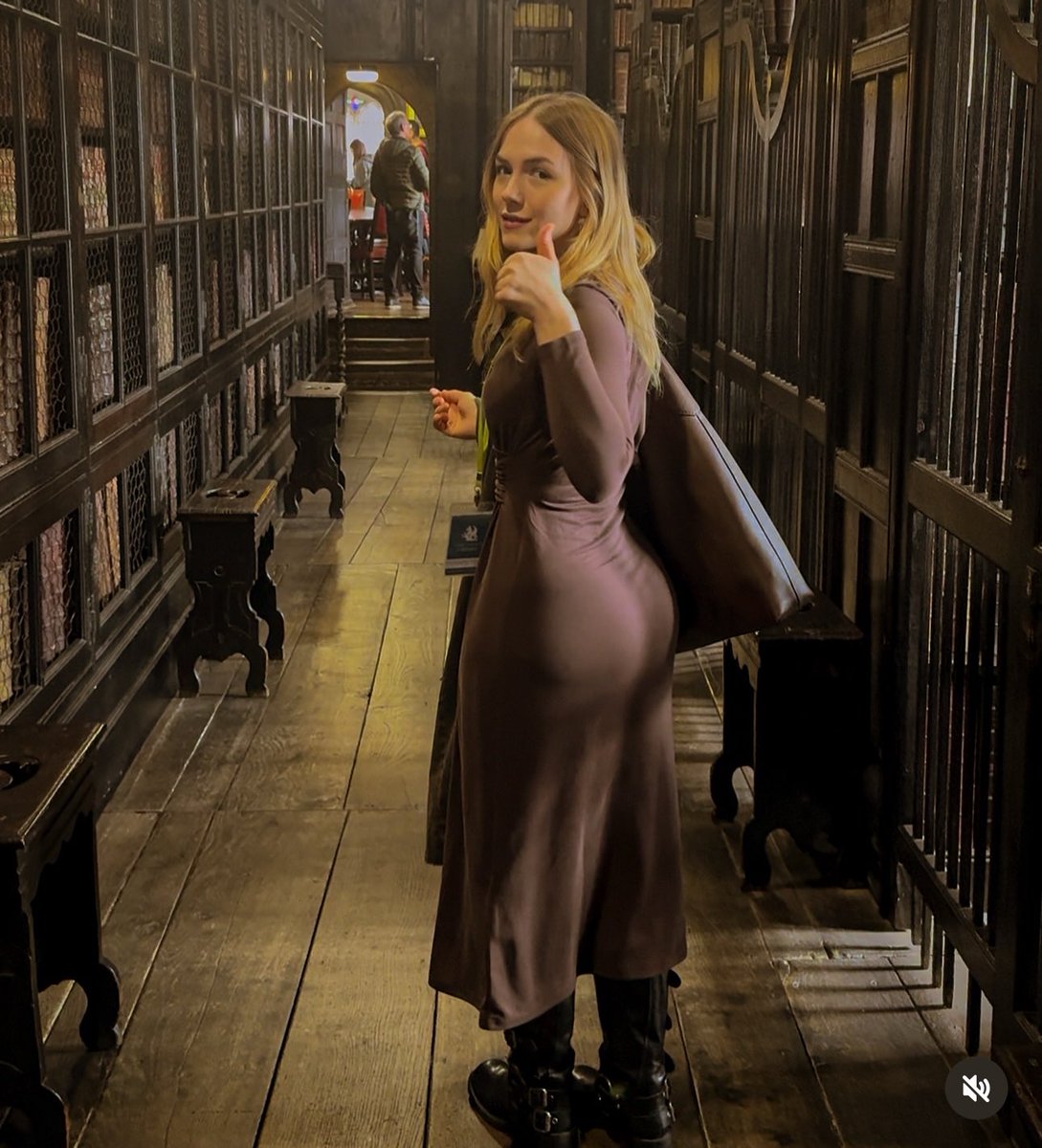 b_eleanor_'s tweet photo. How it feels to know my book is available to preorder rn :) #reignbook https://t.co/rJ76NUc4hp