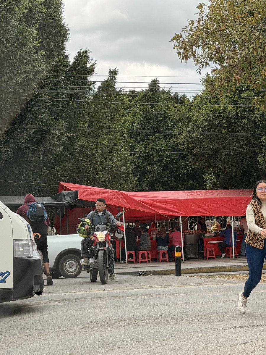 karoovm's tweet photo. Ojalá en verdad multarán a estas personas que se las pasan cruzando por paso peatonal … @PueblaAyto (16 de septiembre y 133 oriente) https://t.co/CG3QaGWC31