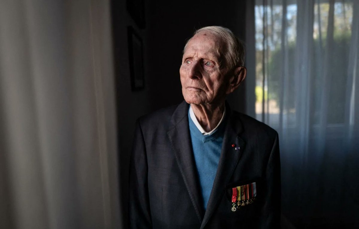 DÉCÈS : Henri Mosson, doyen des survivants du seul camp nazi français, est mort à l'âge de 101 ans, annonce son fils.
Condamné à mort le 27 juin 1943 à l’âge de 19 ans, pour avoir récupéré des armes pour la résistance bourguignonne, il avait finalement été déporté au camp de