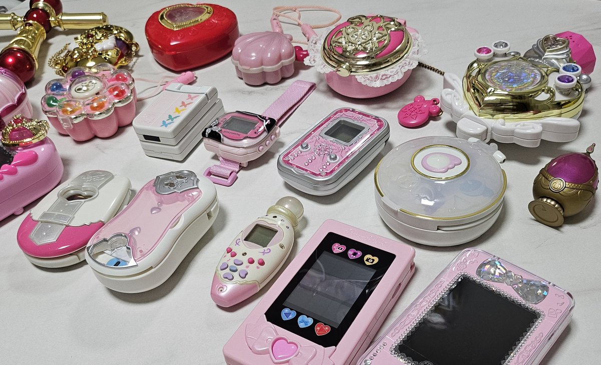 여러분 사실 저는 마녀이자 마법소녀이자 아이돌이자 정의로운 도둑입니다... 다차원에서 n잡을 뛰고 있습니다.