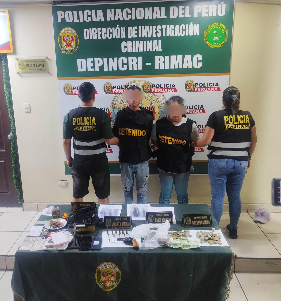 🚨 El #DEPINCRIRímac detuvo a 2 presuntos integrantes de la banda “El Clan del Norte” por extorsión a empresa de transporte en Santa Anita. Se incautó dinamita, arma de fuego, municiones, celulares y cuadernos de cobros.