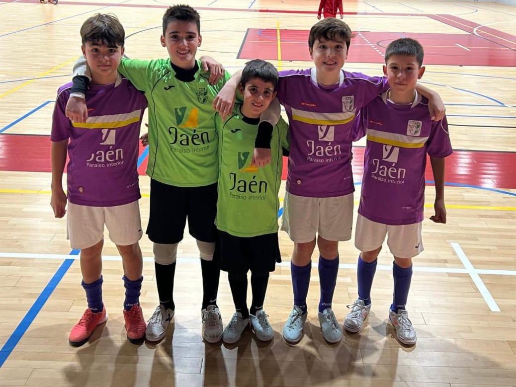 JaenFSbase's tweet photo. ⚽️ Continúa la preparación de la Fase Previa para nuestros chicos con la Selección Jiennense

💪🏼 Héctor, Hugo, Antonio, Jesús y Pablo, han representado al Club

👏🏻 ¡Enhorabuena chicos, seguimos trabajando!

#SomosJaén💛 #FuturoAmarillo https://t.co/O3W0oZcQh7