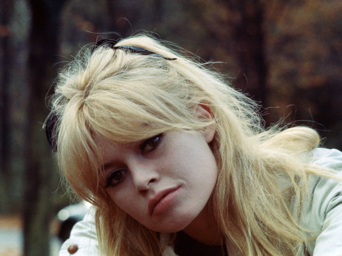 Brigitte Bardot è presa di mira dalla sinistra francese che l’accusa, pure da morta, di essere “razzista, omofoba, islamofoba, fascista”. Perché? Perché, da animalista quale è stata, Bardot ha lottato contro la macellazione rituale islamica che infligge alle bestie una sofferenza