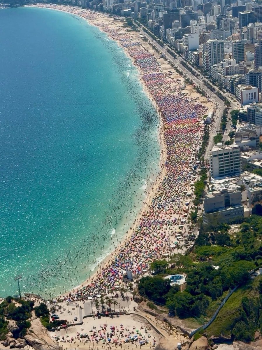 gomezilustra's tweet image. Mientras tanto Rio de Janeiro con varios kilometros de playa completamente accesible: