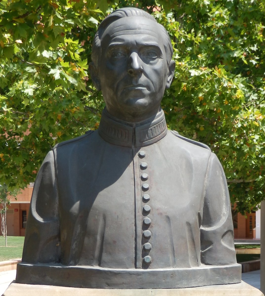 Protagonista del día: El Ángel de Budapest

Ángel Sanz Briz (1910-1980) nació en Zaragoza. Hijo de una familia de comerciantes y con formación en Derecho, ingresó en la carrera diplomática española en los años previos a la Segunda Guerra Mundial. Su destino en la legación