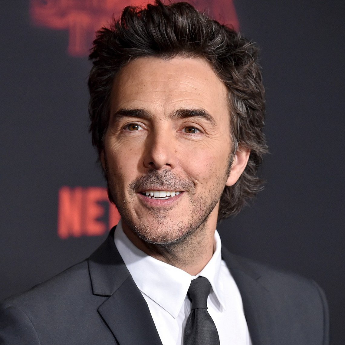 sboficial's tweet photo. PROMETA! Shawn Levy, produtor executivo de Stranger Things, sobre o episódio final da série:

"Quero assegurar a todas as pessoas ao redor do mundo que percorreram este longo caminho conosco por quase uma década: este final é o que vocês estavam esperando, com desfechos profundamente satisfatórios, mas muitos deles completamente surpreendentes."