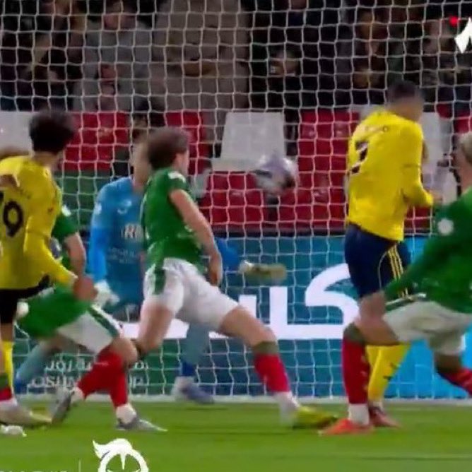 سجل بكل الطرق وش باقي يسوي ؟
الدوري بيخضع غصب نهاية الموسم 💛