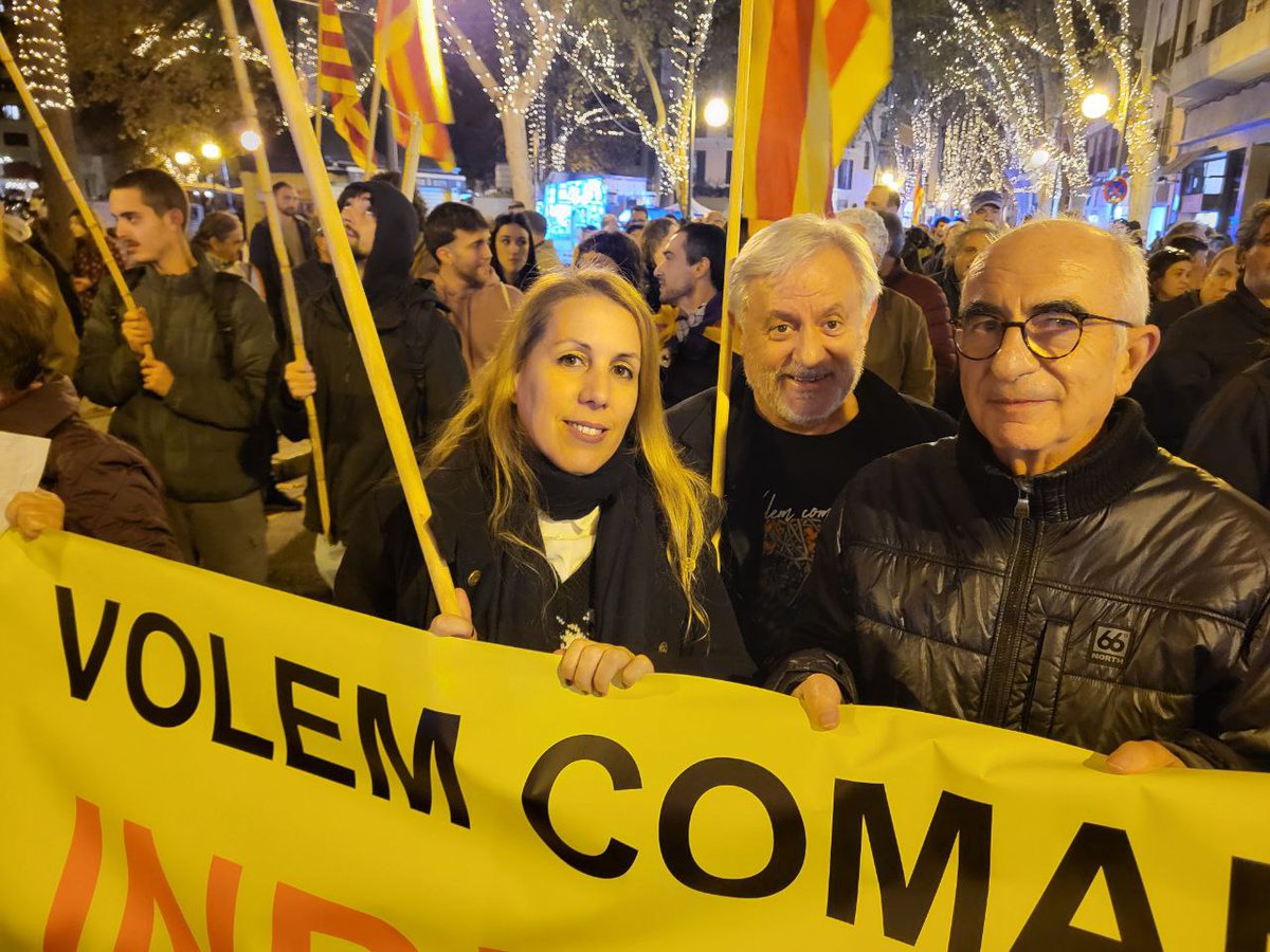 ⬛️⬜️ La vicepresidenta <a href="/NohemiFreiheit/">Nohemí Zafra</a> i el coordinador d'Incidència Política <a href="/vila_boix/">Josep Vila Boix</a> ón a Palma amb <a href="/AssembSmallorcA/">sobiranistesmallorca</a> a la manifestació per la #DiadadeMallorca31D

La independència és urgent, de Fraga a l’Alguer i de Salses a Guardamar.