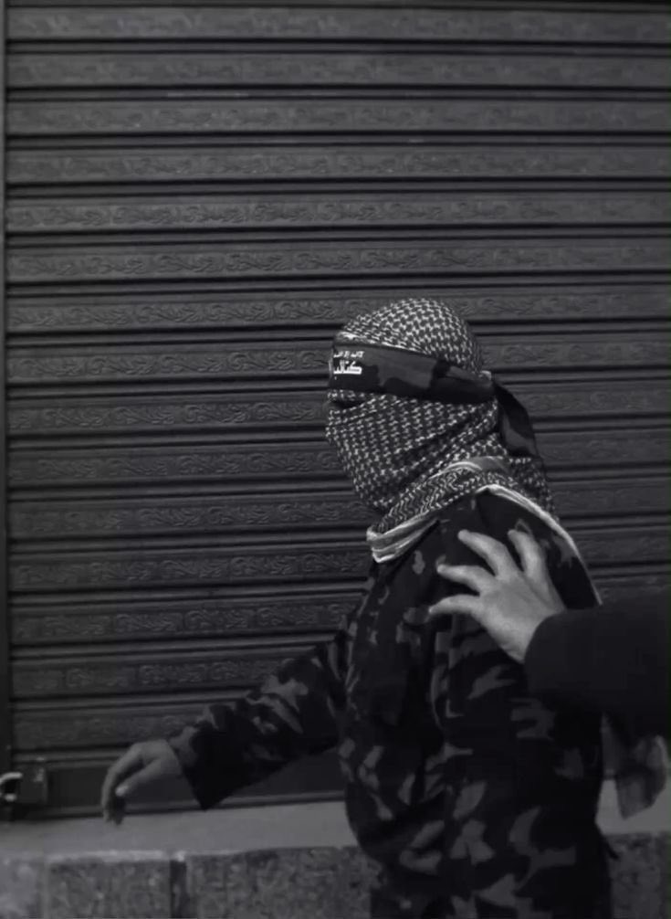 “Mü’minler içinde öyle yiğitler var ki, Allah’a verdikleri söze dâimâ bağlı kalmışlardır. Onlardan kimi sözünün gereğini yerine getirip O’nun yolunda can vermiş, kimi de sırasını beklemektedir. Onlar, verdikleri sözü asla değiştirmemişlerdir.”

Ahzâb 23