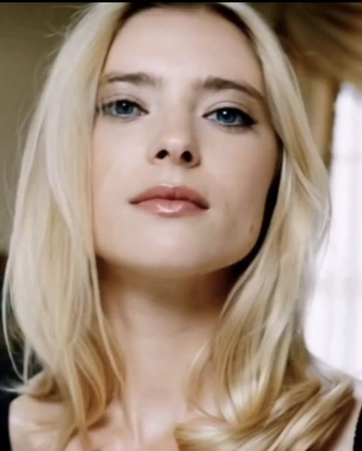 FrancoisCame's tweet image. Pourquoi - mais pourquoi diable - les identitaires ont-elles toutes le même visage cireux de poupées blondasses en celluloïd - et pourquoi l'affichent elles avec complaisance ?

-Parce qu'il n'y a pas de brunes à l'extrême droite ?
-Parce que leurs brunes se sont décolorées en…