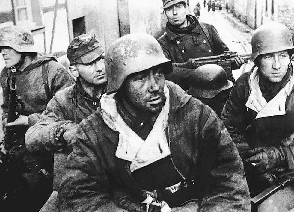 DailyStalingrad's tweet image. 30 December 1942

The cellar felt warmer than our previous shelter, but the low ceiling also trapped the stench of unwashed bodies and sickness. Several men coughed continuously: hacking, gasping sounds that echoed off the concrete walls. Despite our condition, some routines…