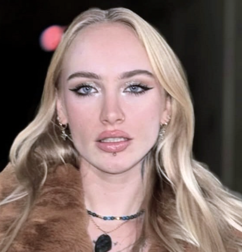 FrancoisCame's tweet image. Pourquoi - mais pourquoi diable - les identitaires ont-elles toutes le même visage cireux de poupées blondasses en celluloïd - et pourquoi l'affichent elles avec complaisance ?

-Parce qu'il n'y a pas de brunes à l'extrême droite ?
-Parce que leurs brunes se sont décolorées en…