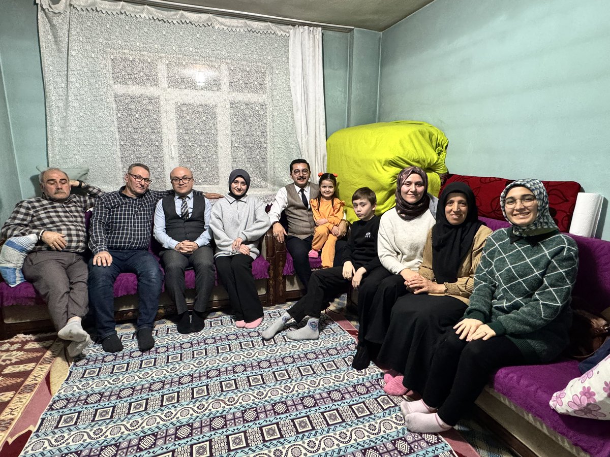 İlçe Millî Eğitim Müdürümüz Sayın Sebahattin KAYA, Akçaalan Köyü’nde Durağan Anadolu Lisesi 12. sınıf öğrencimiz Özlem YILDIZ’ı ve ailesini evlerinde ziyaret etti.
Ziyarette öğrencimizin eğitim süreci, hedefleri ve YKS hazırlık süreci üzerine sohbet edilerek aile ile