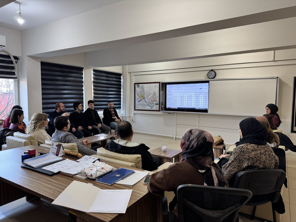 LGS hazırlık çalışmaları kapsamında öğrencilerimize uygulanan Kazanım Değerlendirme Sınavlarının analizleri, branş öğretmenlerimizle birlikte gerçekleştirilen toplantıda ele alındı.
Toplantıda sınav sonuçları detaylı şekilde incelenerek öğrencilerimizin akademik gelişimleri,