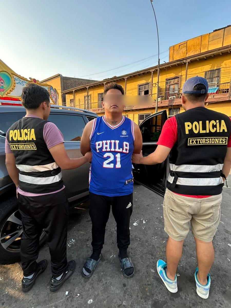 🚨 La División de Investigación de Extorsiones de la #Dirincri desarticuló en #LimaSur a la banda criminal “Los Sanguinarios del Tren”, facción del “Tren de Aragua”. Cuatro detenidos tras allanamientos. Incautaron ketamina, dinamita, celulares y documentos ligados a extorsión.
