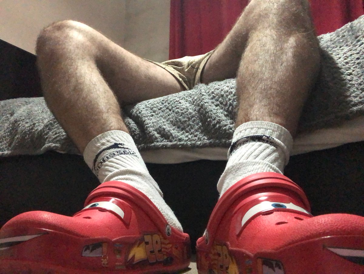 NaturalDomUser's tweet image. You come in and find me taking a nap from a long day before I hit the gym. 

I can’t see you down there. 

What would you do?

#Footmaster #feetworship