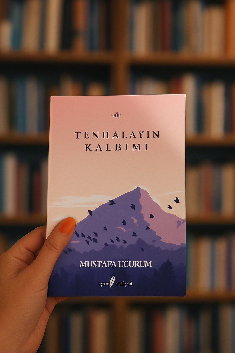 eneYasemen's tweet photo. "kırık taçlar topladım yıkılmış saltanattan çaresi bendim suretimdeki kahrın
iskeleti üstüne devrilen terli kısrak
tahtları yıkmak için her yarışta bin çatlar kahrım libâsıma hep bol gelir boğulur ayağıma takılan eskiyen ruhum mudur?"

@mustafaucurum
#TenhalayınKalbimi, #MustafaUçurum'un içe dönük bakışını en berrak hâliyle görünür kılıyor; insanın kalabalıklar içinde bile kendine açtığı o sessiz odacığı titizlikle yokluyor...

Şair, her dizeyi bir sükût eşiği gibi kurarak okurun yüreğinde hem huzur hem ince bir sızI bırakan derin bir tenhalık nefesi üflüyor...

#Kitap #kitaptavsiyesi