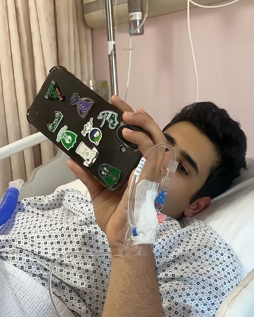 AhliCentral1's tweet photo. 🟢👮‍♂️ The Saudi security officer who saved a pilgrim’s life at the Grand Mosque in Makkah turned out to be an Al Ahli fan

In appreciation, Al Ahli gifted him a jersey signed by all the club’s players and the chairman 👏

A beautiful gesture. Thank you to the club, and thank you to our hero 💚🫡

#AlAhli | #AhliCentral