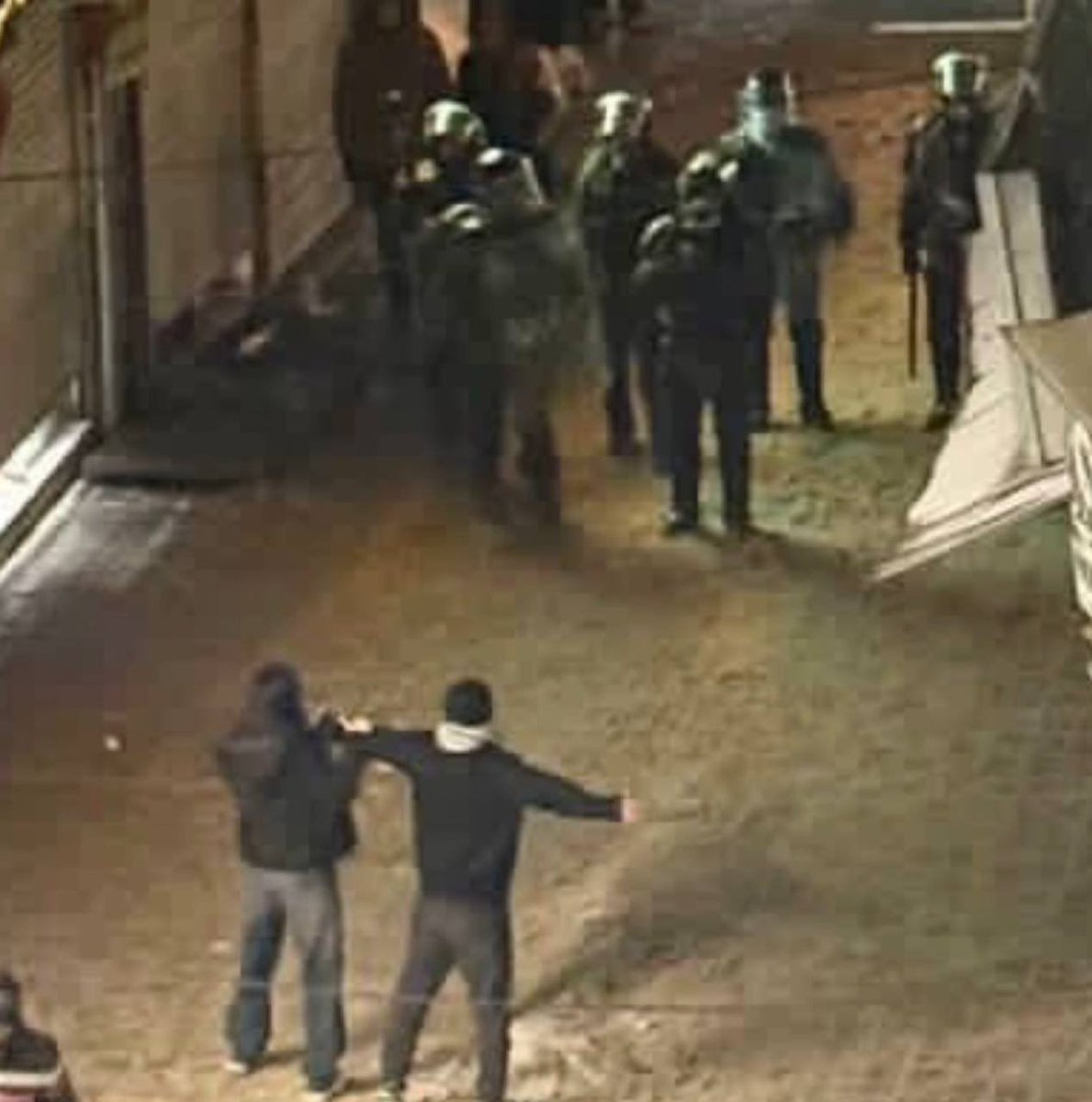 به جای او به قلب من بزن!
#اعتراضات_سراسری