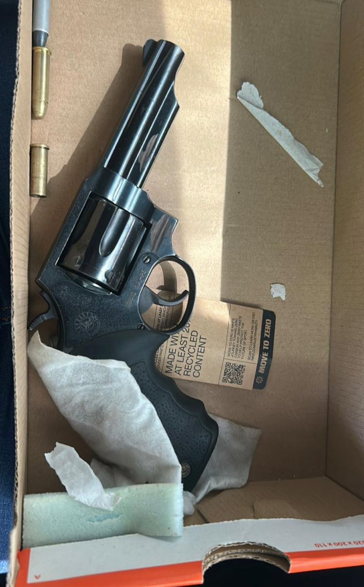 🚨 La #Dirincri, a través de la BRECC Lima Sur y el DEPINCRI SJM, detuvo en tiempo récord al presunto autor del homicidio por PAF ocurrido en SJM. Se incautó revólver, municiones y celular tras labores de inteligencia.