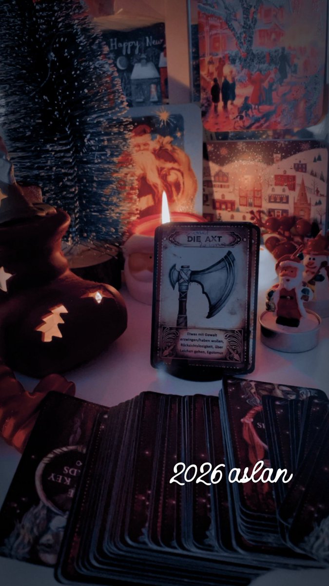 2026 Aslan ve yükselen aslan
Radikal Değişim ve Keskin Dönüşler
​2026 yılı senin için “eskiyi yıkıp yeniyi inşa etme” yılı olacak diyebilirim. “Die Axt” kartı, hayatında artık sana hizmet etmeyen, seni yoran veya yoluna taş koyan her ne varsa onlardan keskin bir şekilde