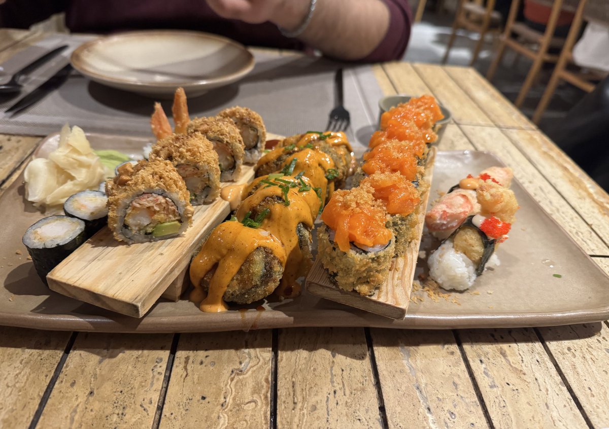 لوحة فنية بعنوان اقرب حاجتين لقلبي 🍤🍱💛
