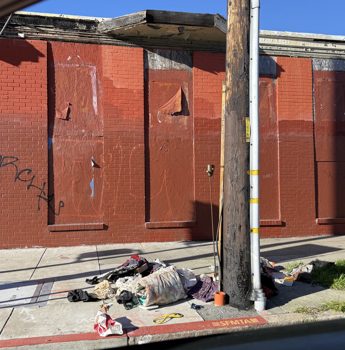 wisebrett's tweet photo. @SF311 little help on NW corner of Parker and Geary. TY! https://t.co/Y6rtLkJmCo