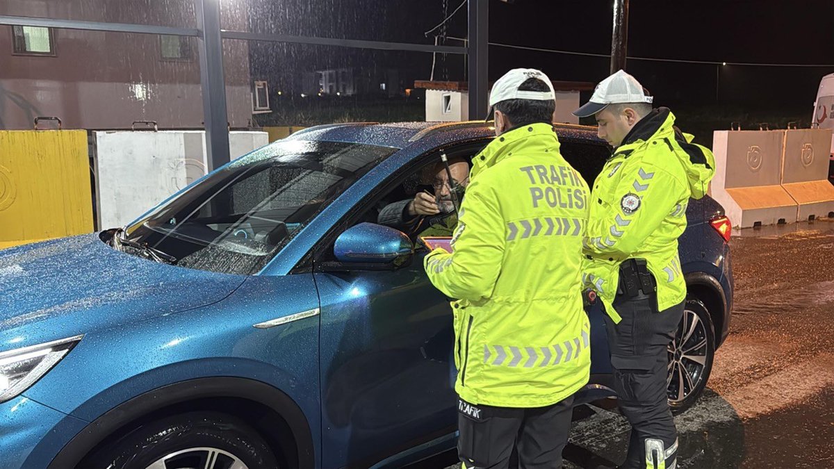 Polis ekipleri, yılbaşı tedbirleri kapsamında denetim gerçekleştirdi.

daykohaber.com.tr/polis-ekipleri…
