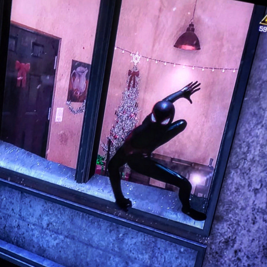 Yılbaşı zamanı oynayabileceğiniz en iyi oyunlardan biri: Spider Man Miles Morales.

Yılbaşı zamanında geçen bu oyunda binalar ve evler karla kaplı. İç mekanlarda ise yılbaşı ağaçları ve farklı dekorasyon detaylarını görmek mümkün.