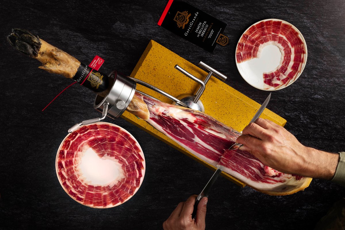 Terminamos el año como se merece, con el mejor ibérico en la mesa 🍽️ En GarciGrande trabajamos diferentes tipos de jamón ibérico: 100% Bellota Raza Ibérica, Bellota 50% Raza Ibérica, Cebo de Campo 50%, Cebo Ibérico 🐖

-
#jamoniberico #navidad #embutidos