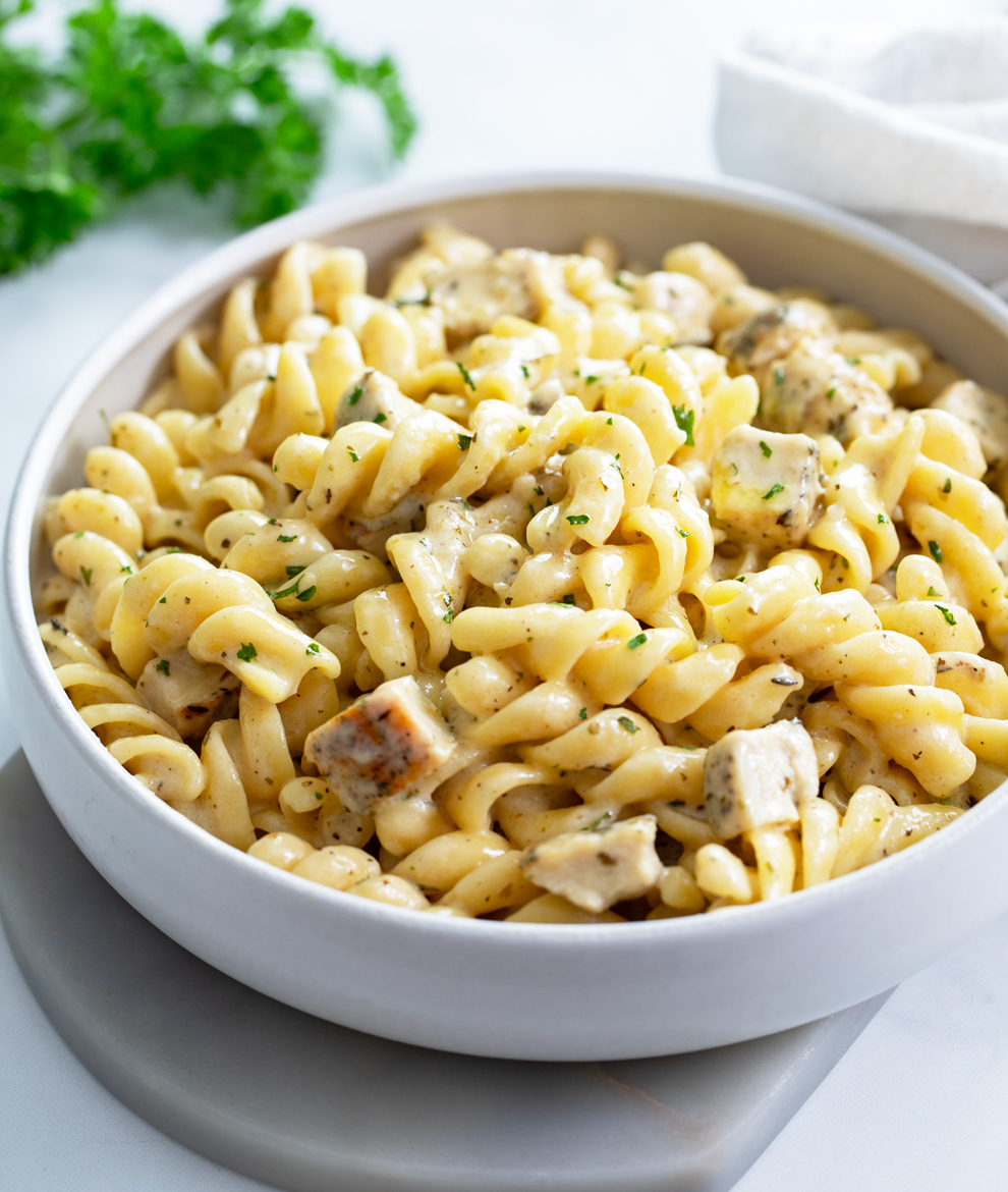 This White Cheddar Chicken Pasta recipe has spiral pasta and juicy chicken smothered in a delicious White Cheddar Cheese sauce with herbs and seasonings. This will quickly become your family's favorite pasta dinner!
thecozycook.com/white-cheddar-…