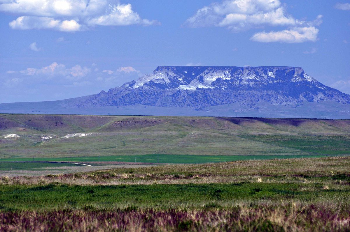 RootLocale's tweet image. Fascinating Find in Montana! 🔍 Square Butte Laccolith, a 50-million-year-old geological wonder rising above the Highwood Plains.

This imposing formation is said to hold spiritual significance for the Shoshone and Blackfeet tribes, while its sheer cliffs and dark syenite mesas.