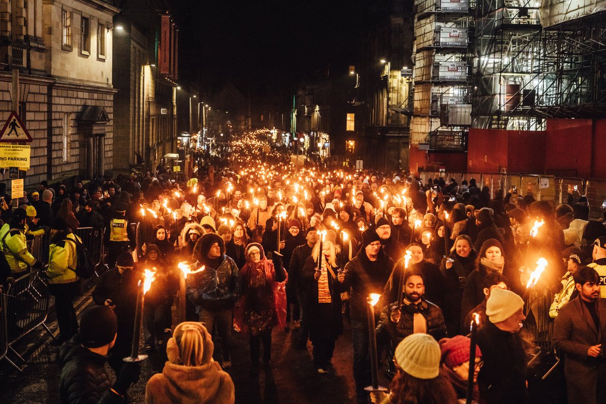 EventScotNews's tweet photo. 🔥 24 hours ago, Edinburgh lit up the world! 

Scotland’s Craig Gordon &amp; the Up Helly Aa’ Vikings led the sold-out Torchlight Procession as 15,000 people created a dazzling river of fire through the capital – igniting four days of Hogmanay celebrations. https://t.co/jBKtfrxQix
