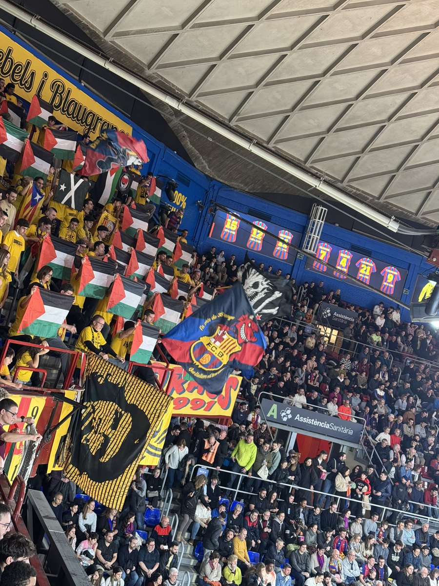 🇵🇸 Contundents crits de ‘Palestina llibertat’  a l’inici del partit al Palau.