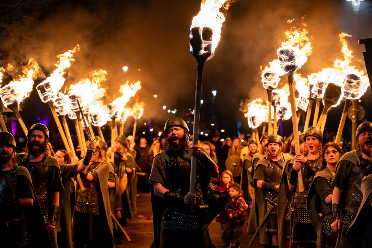 EventScotNews's tweet photo. 🔥 24 hours ago, Edinburgh lit up the world! 

Scotland’s Craig Gordon &amp; the Up Helly Aa’ Vikings led the sold-out Torchlight Procession as 15,000 people created a dazzling river of fire through the capital – igniting four days of Hogmanay celebrations. https://t.co/jBKtfrxQix