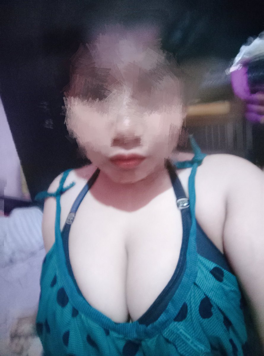 baru potong rambut jadi pendek, dasternya tali bisa di copot, gampang banget kalau mau netein, sange gak? bh aku ukuran 38, sekarang  nenen aku udh 40, jadi nen gantung gak sih? sange bgt lonte kecil binal ini, udh foto minta di puasin, puting tegang,tapi gak ada yang ngentotin