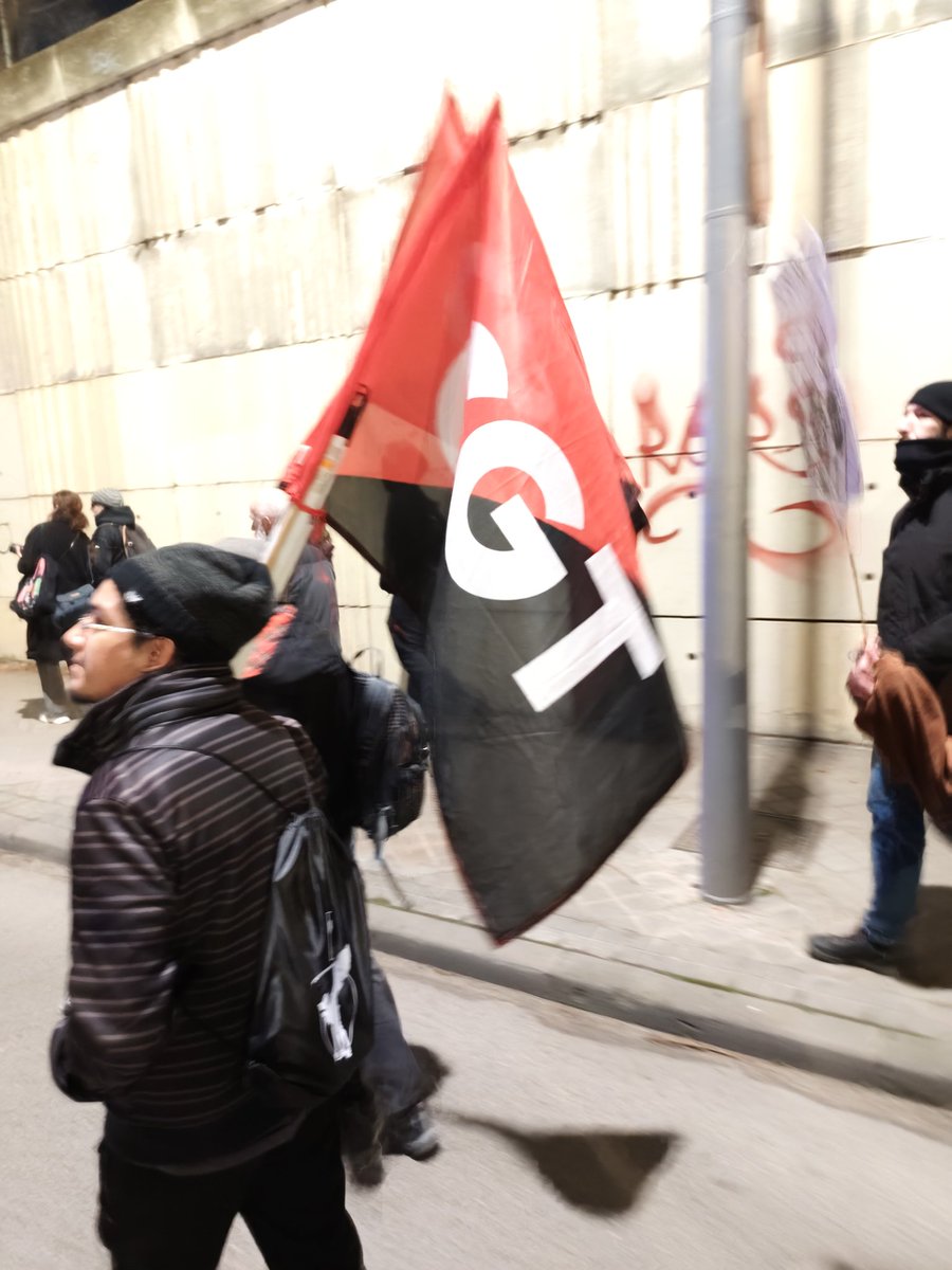 Aquí están los antirracistas ... Aquí están los antifascistas...🔴⚫💪🏼 #CiesNo