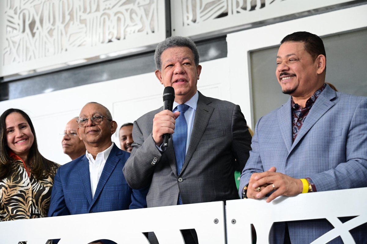 El expresidente <a href="/LeonelFernandez/">Leonel Fernández</a>, asegura que más de 800 mil personas en Santiago y Moca sufren la falta de agua por la negligencia y el abandono de la infraestructura pública.
Sin agua no hay salud, no hay dignidad ni normalidad. El país merece una gestión responsable.