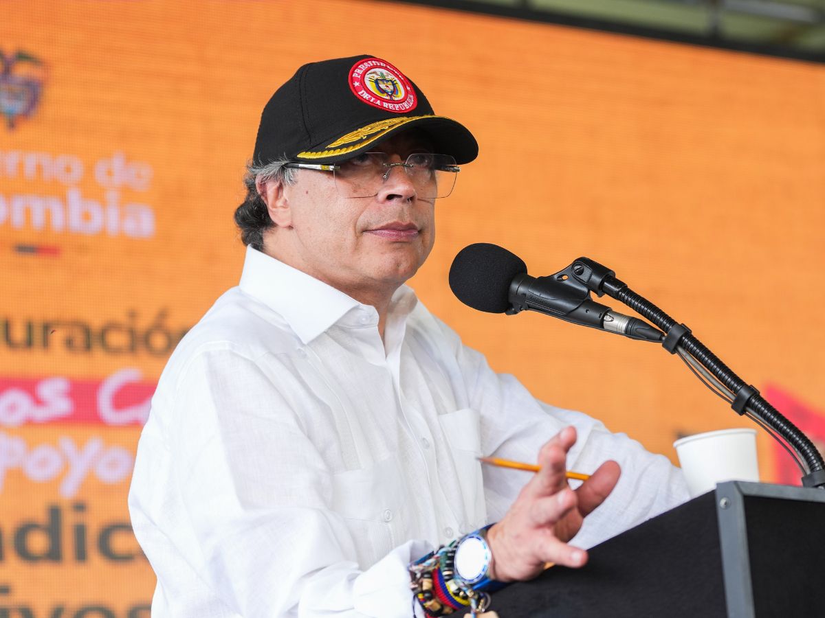 El presidente <a href="/petrogustavo/">Gustavo Petro</a> fue el personaje con más mentiras verificadas por el #DetectorDeMentiras en 2025 y también al que más le inventaron falsedades.

🔎 La Silla desmintió 20 veces a Petro, y chequeó 85 mentiras sobre él.  

Va 🧵 con 6 mentiras de y contra Petro.