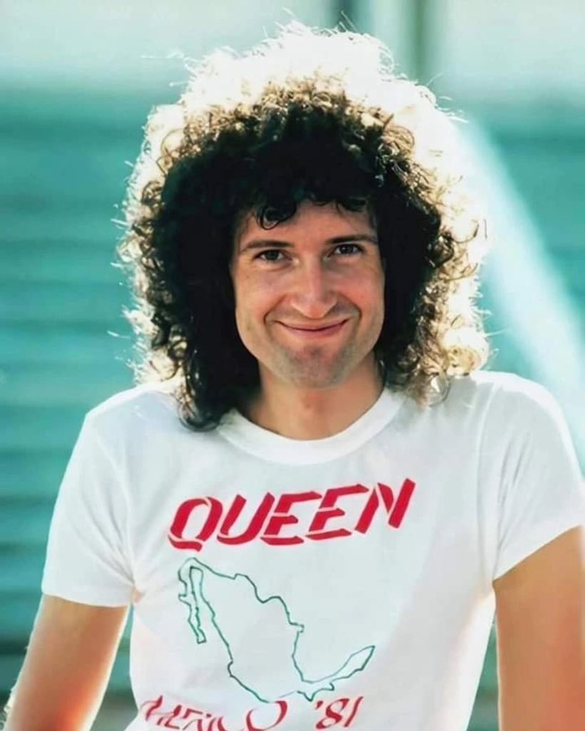 ♦️Y tú sabes en que dos ciudades mexicanas se presentó la banda británica Queen en el año de 1981? En esta fotografía podemos ver a Brian May, importante astrofísico, vistiendo una playera promocional donde se lee México 1981. #Participa
