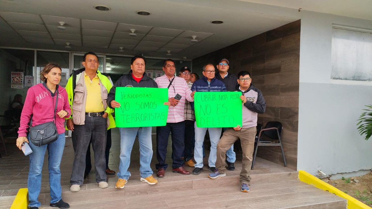 MLopezSanMartin's tweet image. “Cubrir nota roja no es un delito”, reclaman periodistas en Coatzacoalcos, Veracruz

Se manifiestan para exigir la liberación del reportero León Segovia, acusado de terrorismo y tratado como el criminal más peligroso