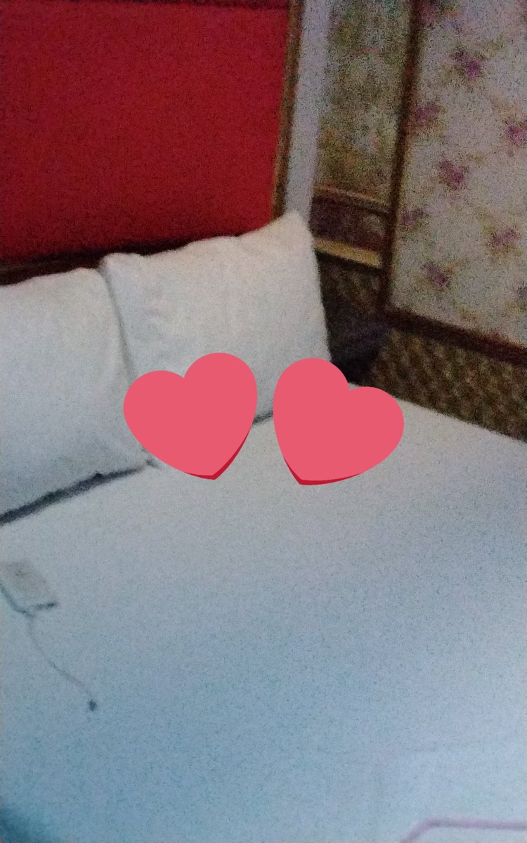 เปิดห้องโรงแรมนอนคนเดียวเหงาจังอยากมีสาวมาให้เลียหีจังสาวใดเงียนอยากโดนเลียหีทักมาถามเบอร์ก้องได้นะ