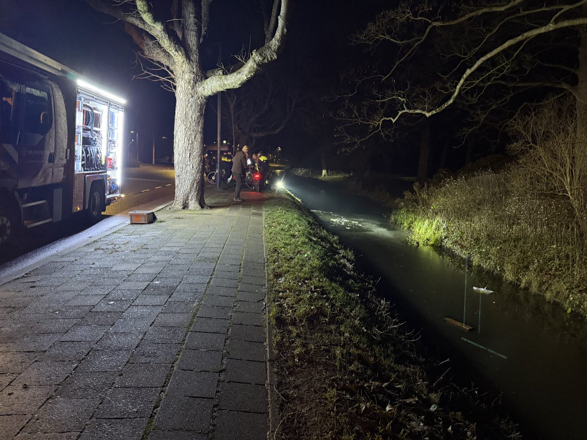 Persoon uit sloot gered door brandweer in Leeuwarden