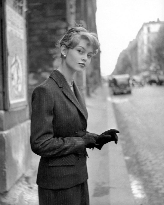 ThierryTout's tweet image. Brigitte Bardot à Paris, en 1954.
L'élégance à la française, tout simplement...🇫🇷
(📸Georges Dambier)